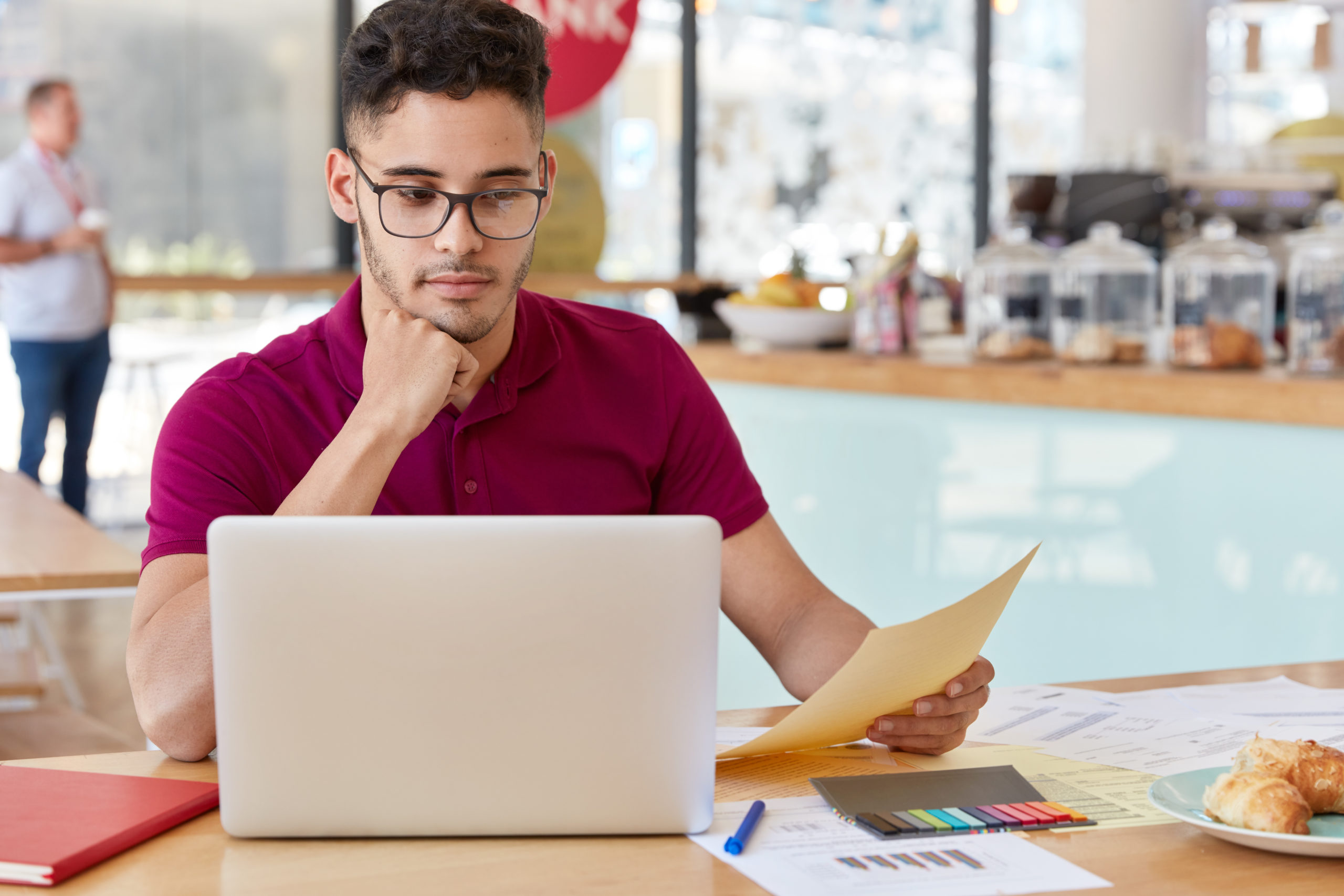 Jovem buscando vagas de emprego na internet